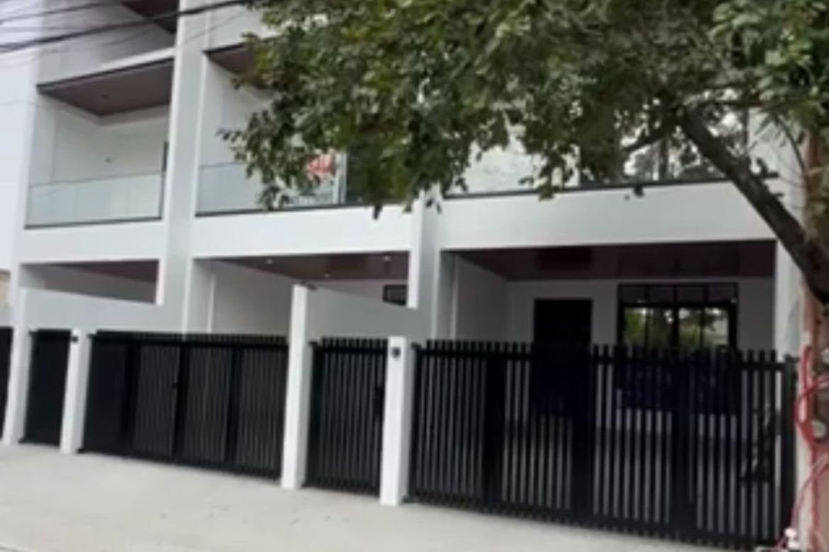 4 Bedroom Townhouse for Sale in Almanza Dos, Las Piñas, Metro Manila