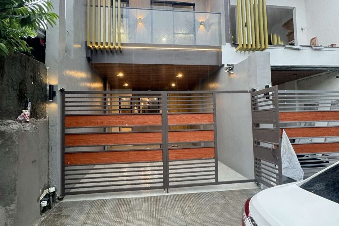 4 Bedroom Townhouse for Sale in Almanza Uno, Las Piñas, Metro Manila