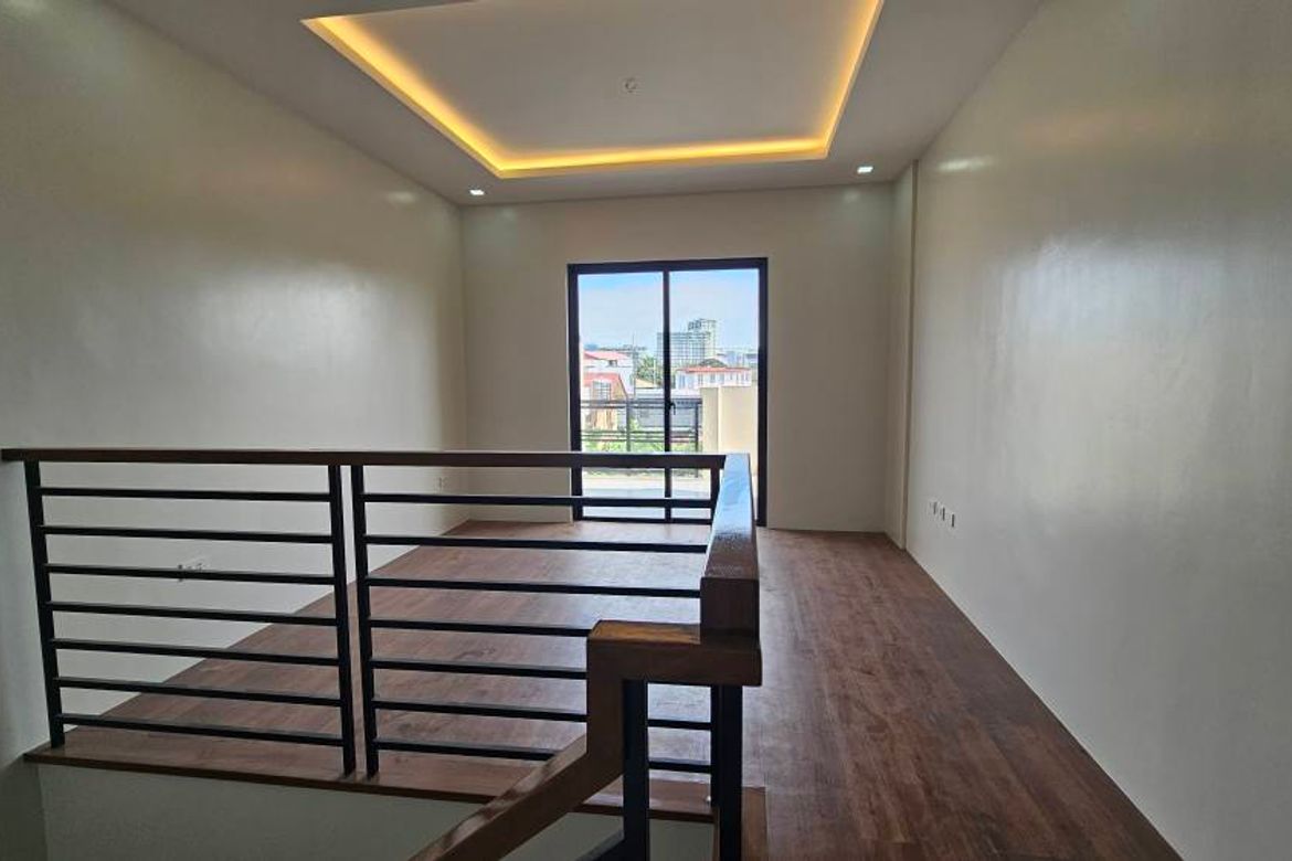 4 Bedroom Townhouse for Sale in Almanza Uno, Las Piñas, Metro Manila – photo 3