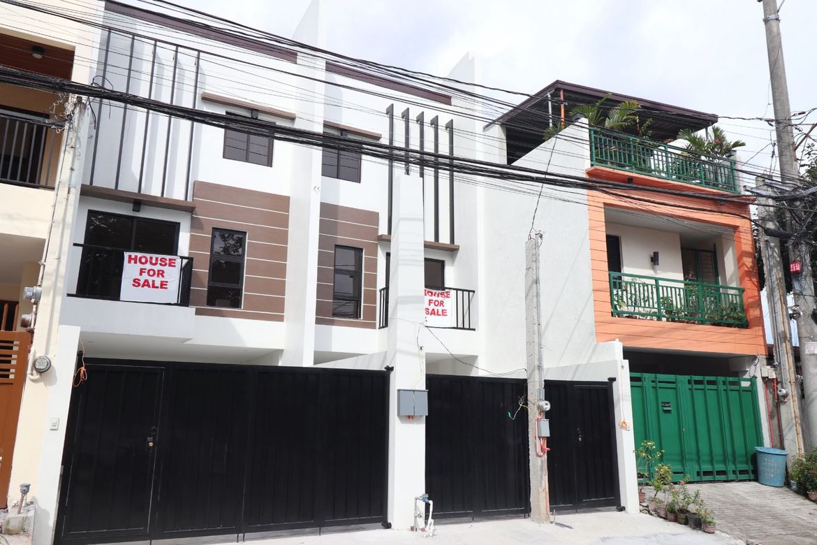 4 Bedroom Townhouse for Sale in Barangay 42, Caloocan, Metro Manila near LRT-1 R. Papa – photo 2