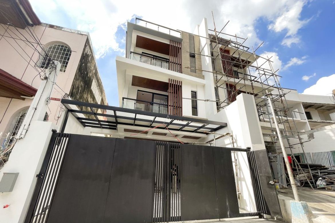 4 Bedroom Townhouse for Sale in Kapitolyo, Pasig, Metro Manila near MRT-3 Boni – photo 3
