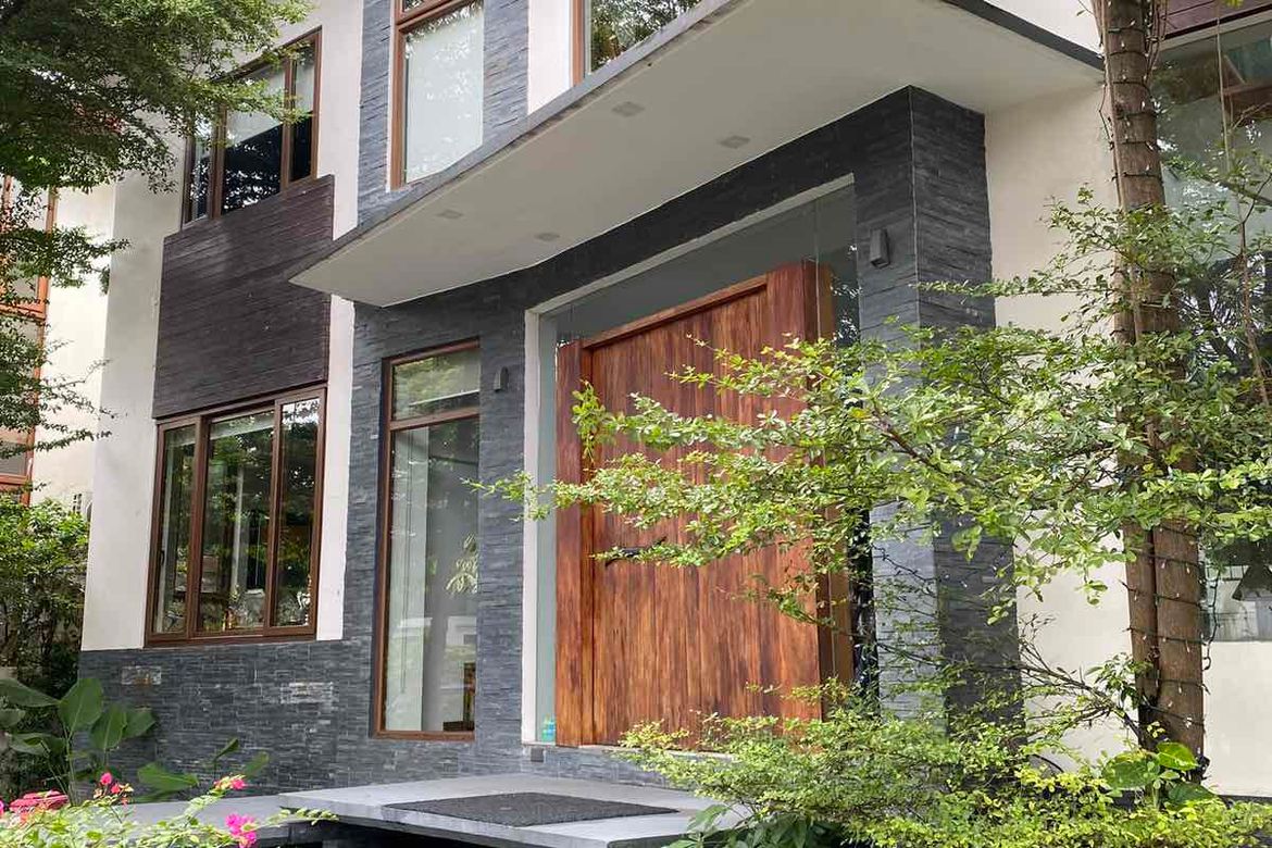 4 Bedroom Townhouse for Sale in Magallanes, Makati City near MRT-3 Magallanes