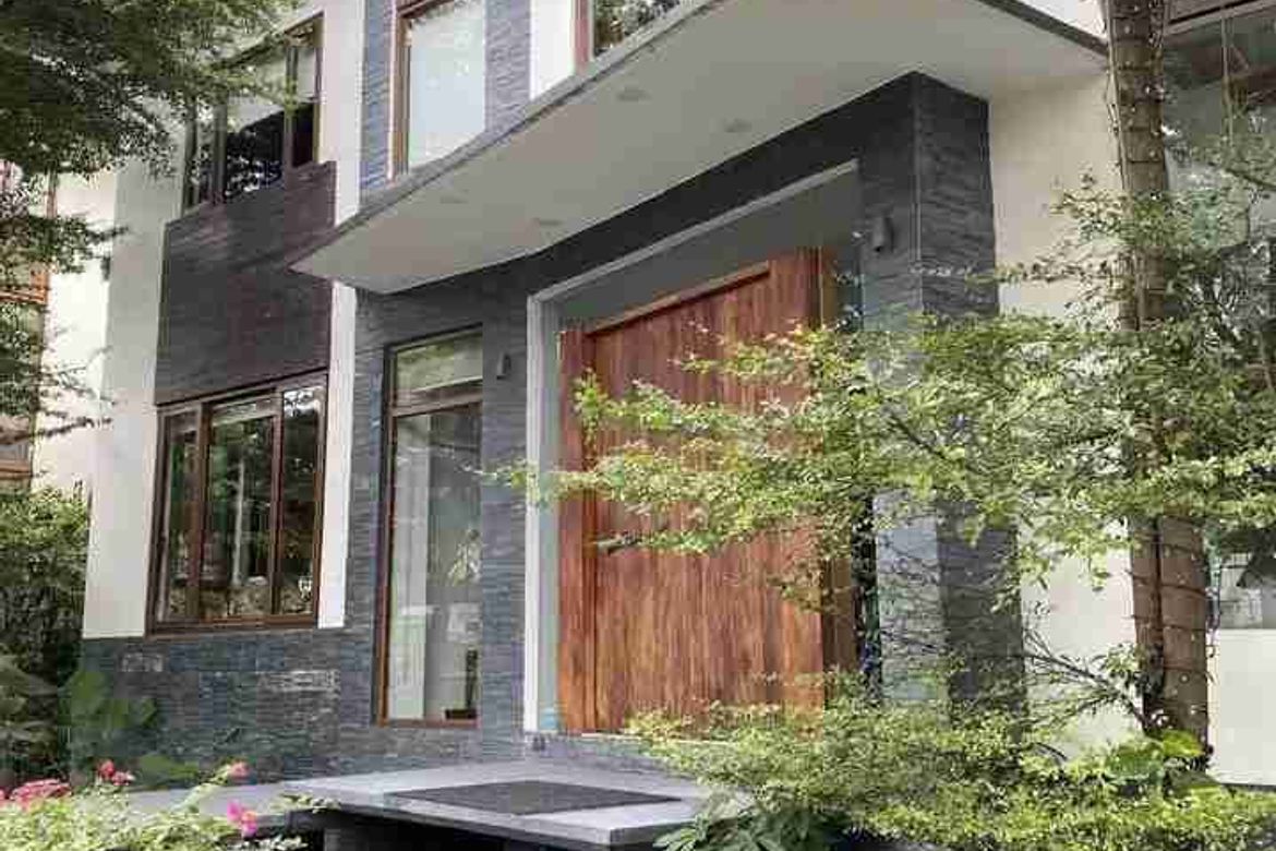 4 Bedroom Townhouse for Sale in Magallanes, Makati, Metro Manila near MRT-3 Magallanes