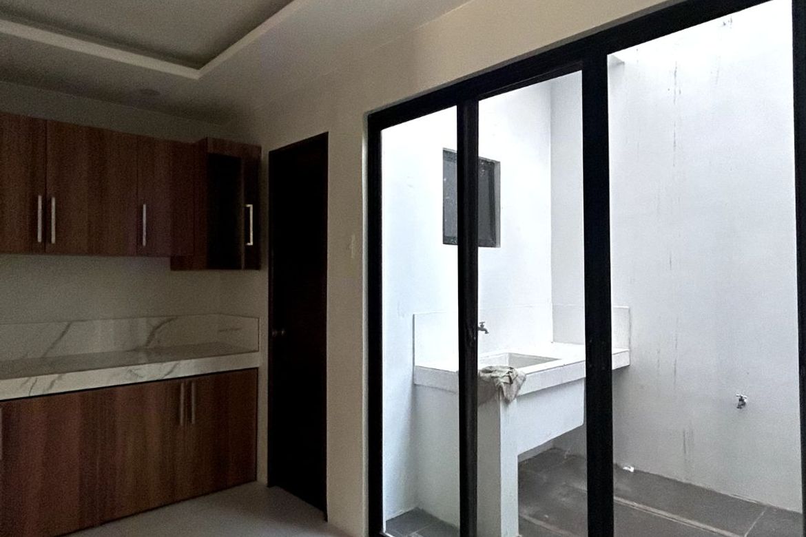 4 Bedroom Townhouse for Sale in Poblacion, Muntinlupa, Metro Manila – photo 3