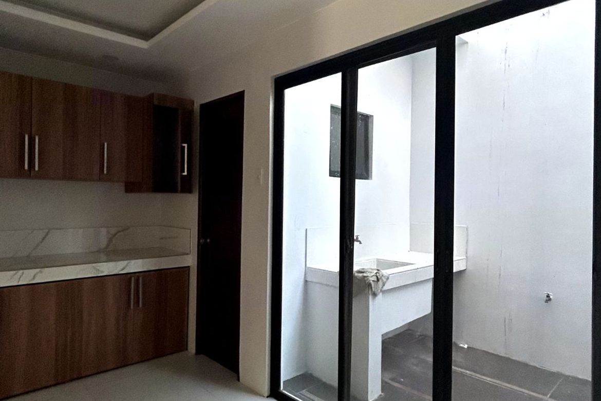 4 Bedroom Townhouse for Sale in Poblacion, Muntinlupa, Metro Manila – photo 7