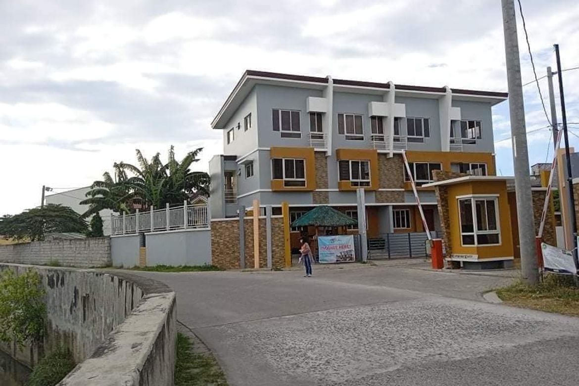4 Bedroom Townhouse for Sale in Pulang Lupa Uno, Las Piñas, Metro Manila