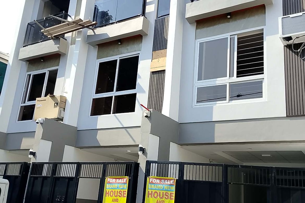 4 Bedroom Townhouse for Sale in Roxas, Quezon City, Metro Manila