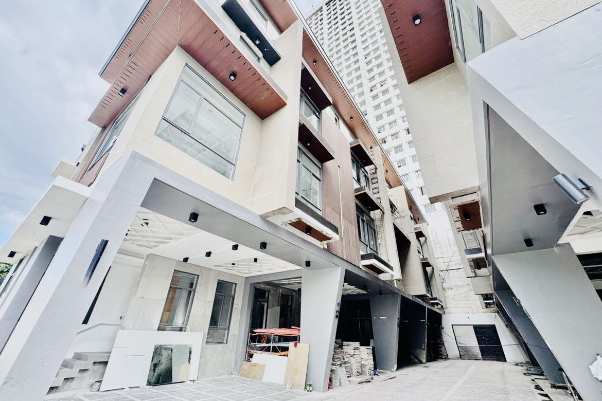 4 Bedroom Townhouse for Sale in Sacred Heart, Quezon City, Metro Manila near MRT-3 Kamuning – photo 3