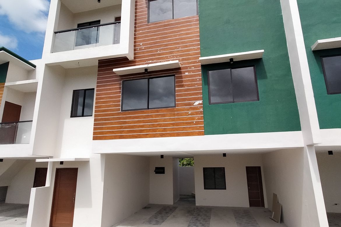 4 Bedroom Townhouse for Sale in San Antonio, Los Baños, Laguna