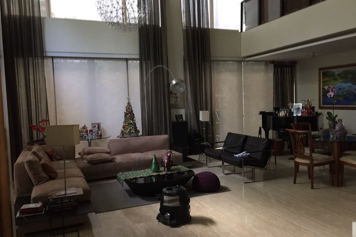 4 Bedroom Townhouse for Sale in San Lorenzo, Makati, Metro Manila near MRT-3 Ayala