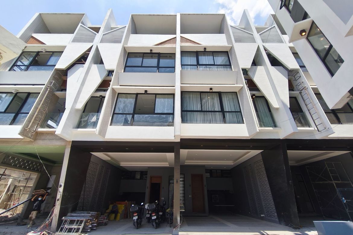 4 Bedroom Townhouse for Sale in Santa Cruz, Manila, Metro Manila near LRT-1 Tayuman
