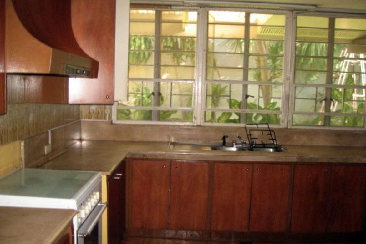 4 Bedroom Villa for Sale in San Lorenzo, Makati, Metro Manila near MRT-3 Ayala