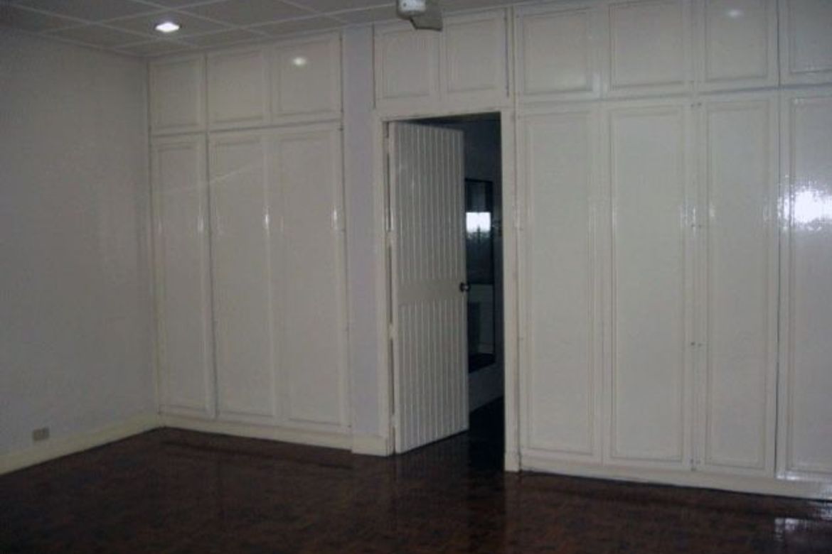 4 Bedroom Villa for Sale in San Lorenzo, Makati, Metro Manila near MRT-3 Ayala – photo 2