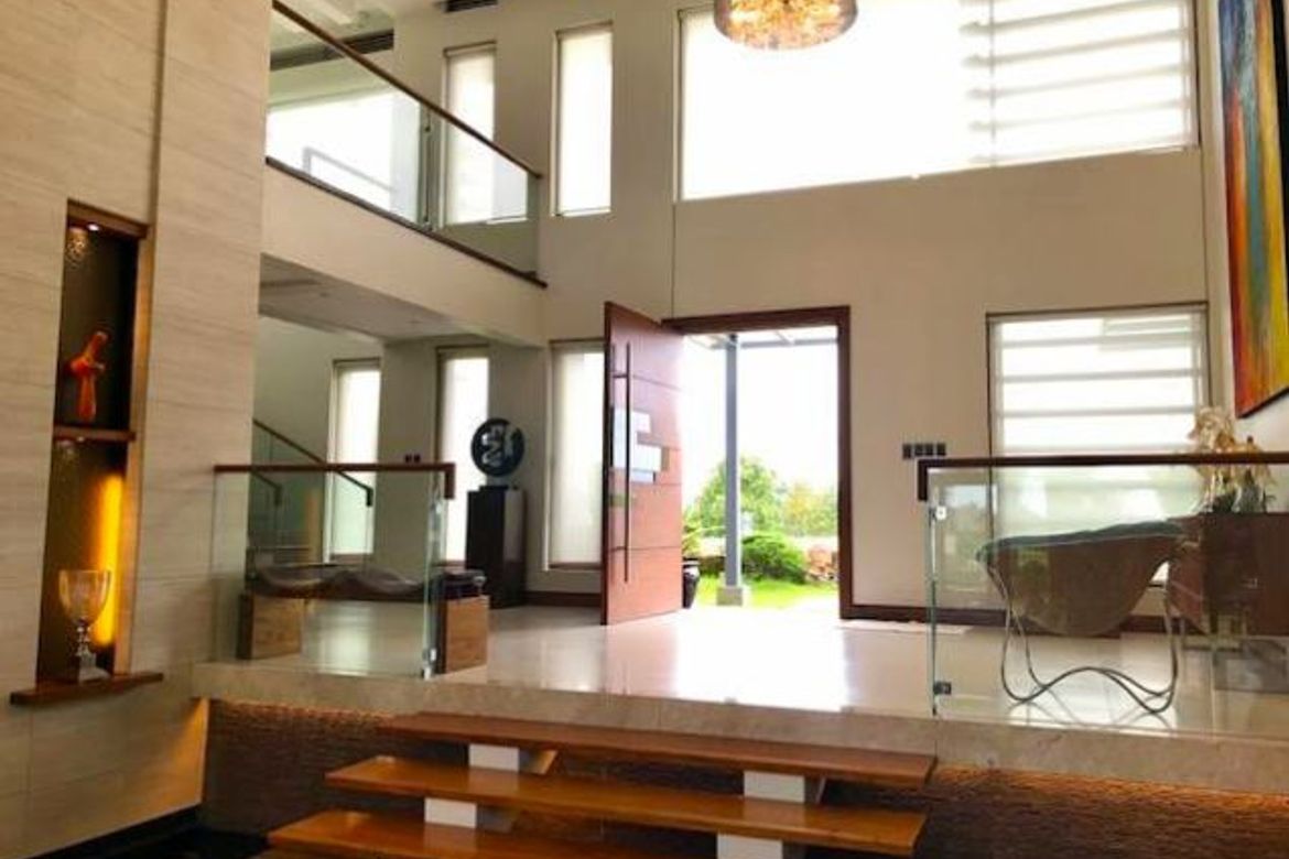 4 Bedroom Villa for Sale in San Lorenzo, Makati, Metro Manila near MRT-3 Ayala