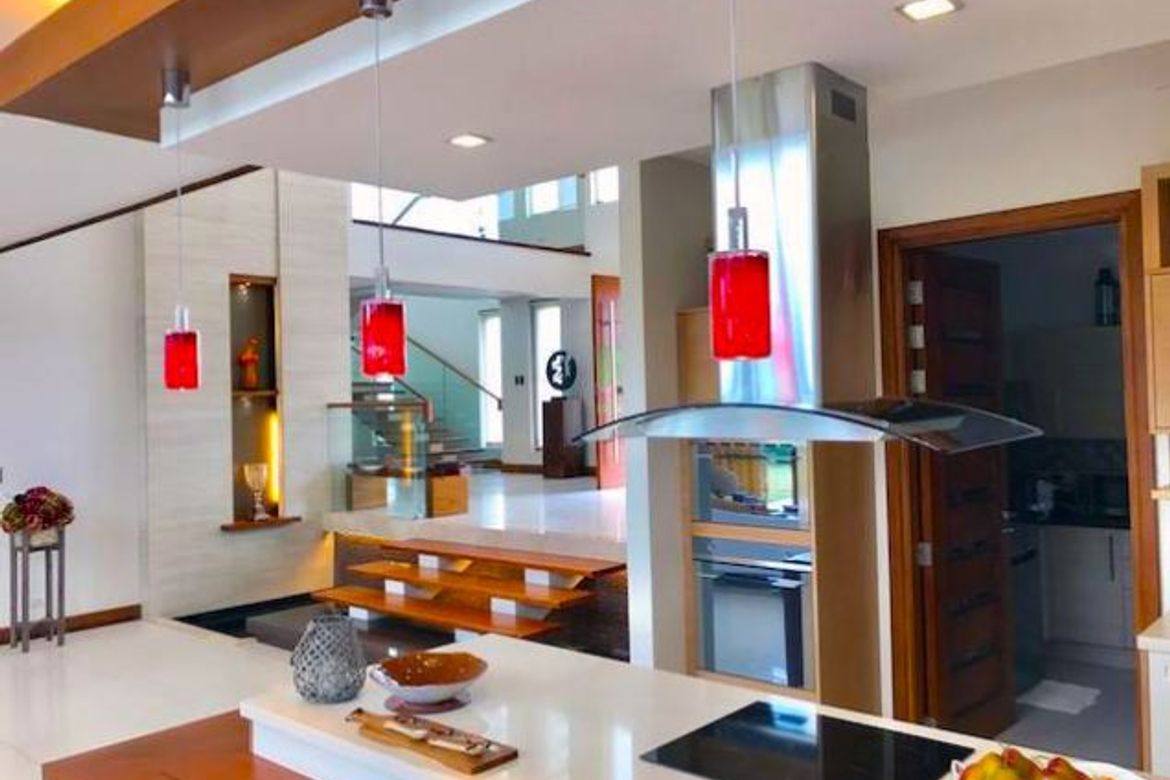 4 Bedroom Villa for Sale in San Lorenzo, Makati, Metro Manila near MRT-3 Ayala – photo 4