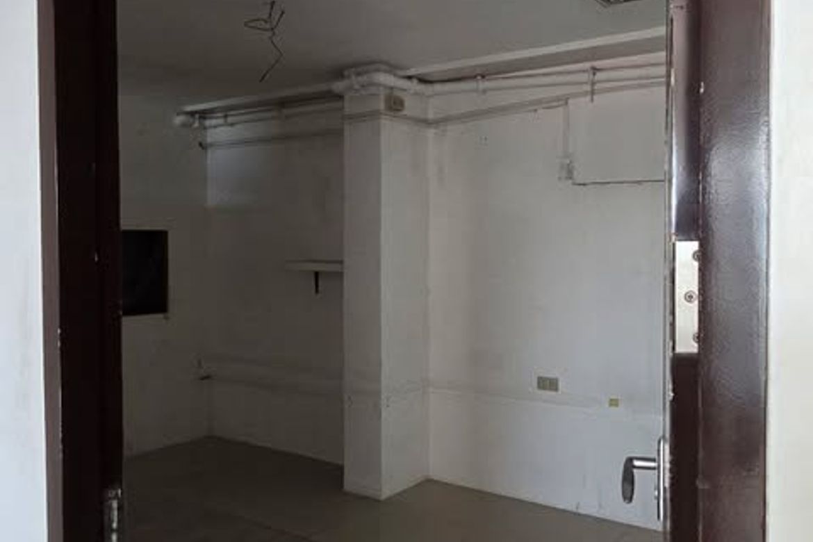 5 Bedroom Commercial for Sale in Manila, Metro Manila near LRT-2 Legarda – photo 4