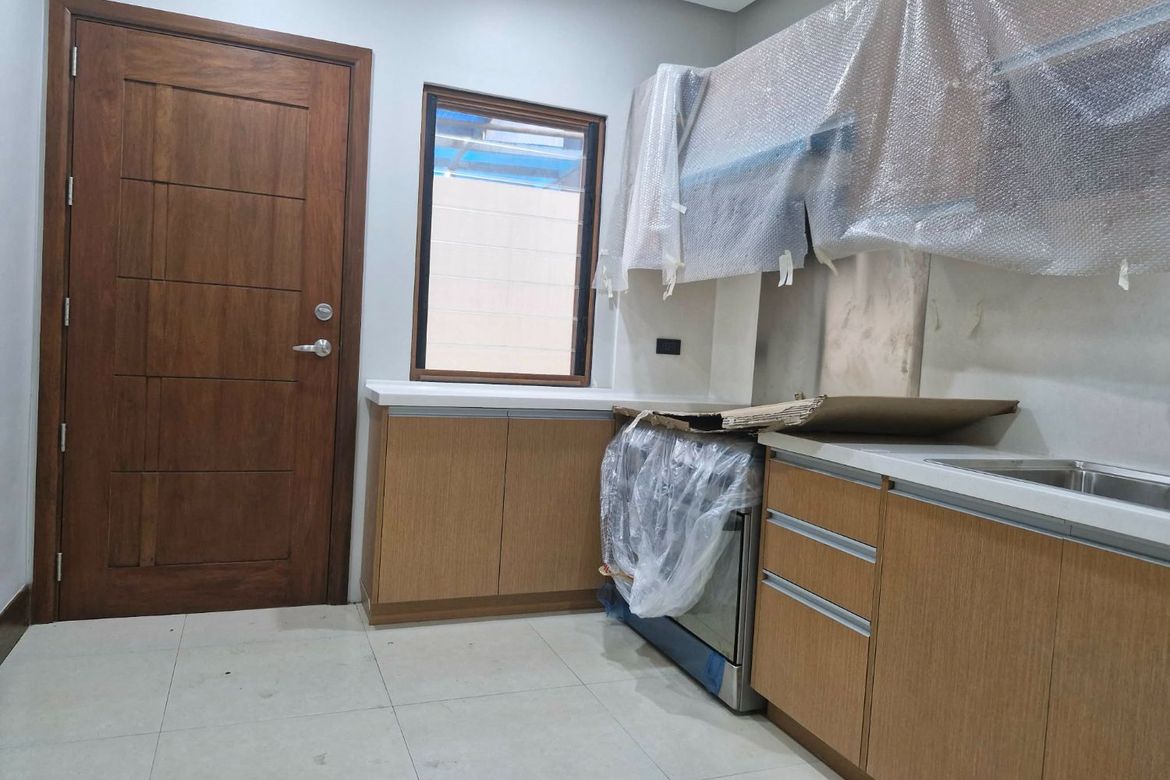 5 Bedroom House for Rent in Bel-Air, Makati, Metro Manila near MRT-3 Buendia photo 4