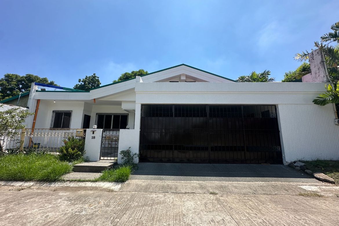 5 Bedroom House for Rent in BF Homes, Parañaque, Metro Manila