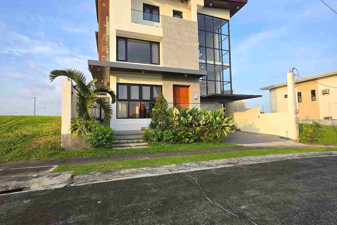 5 Bedroom House for Rent in Canlubang, Calamba, Laguna