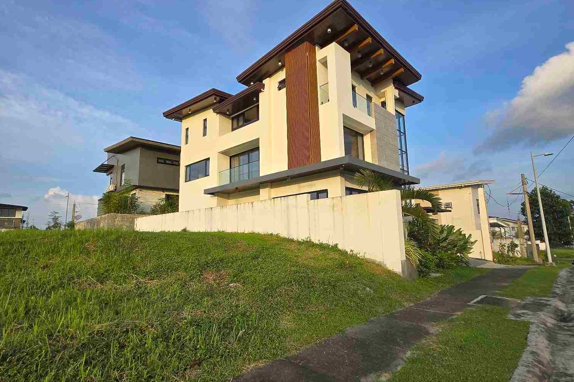 5 Bedroom House for Rent in Canlubang, Calamba, Laguna photo 2