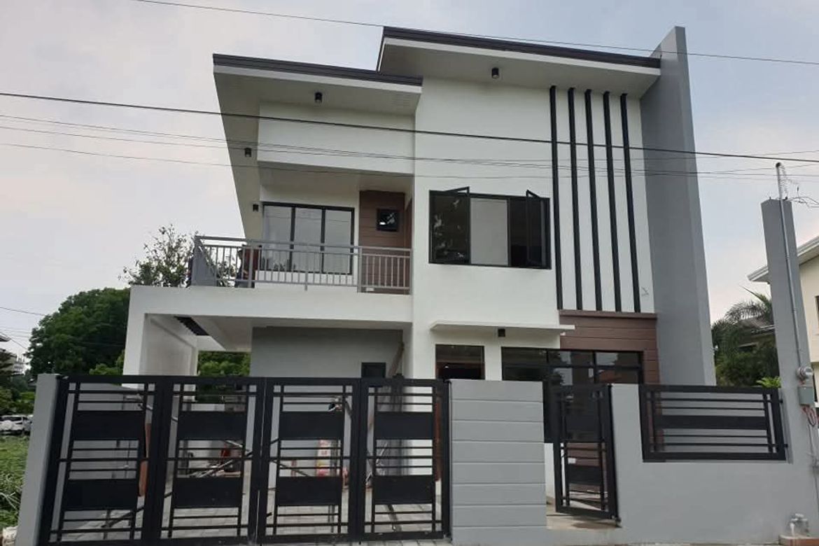5 Bedroom House for Rent in Santa Rosa, Laguna