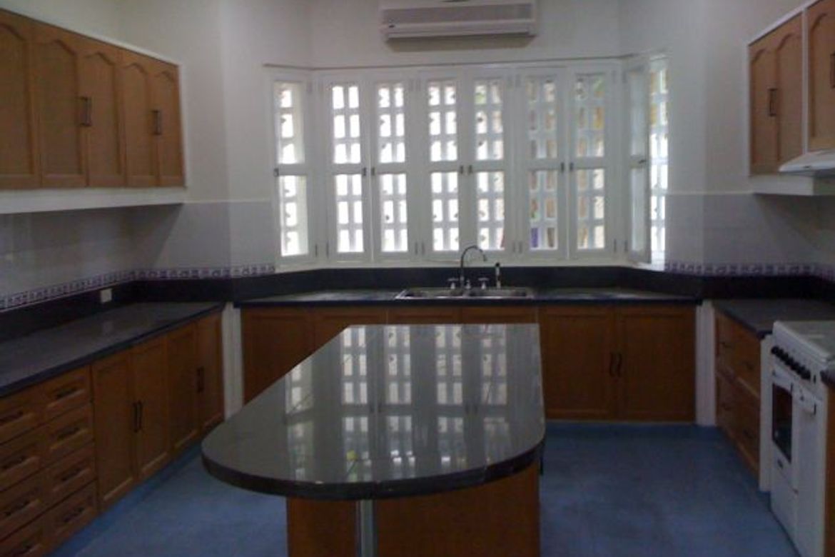 5 Bedroom House for Rent in Urdaneta Village, Bangkal, Makati, Metro Manila near MRT-3 Magallanes photo 2