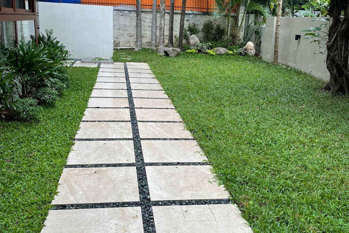 5 Bedroom House for Rent in Urdaneta Village, Bangkal, Makati, Metro Manila near MRT-3 Magallanes photo 2