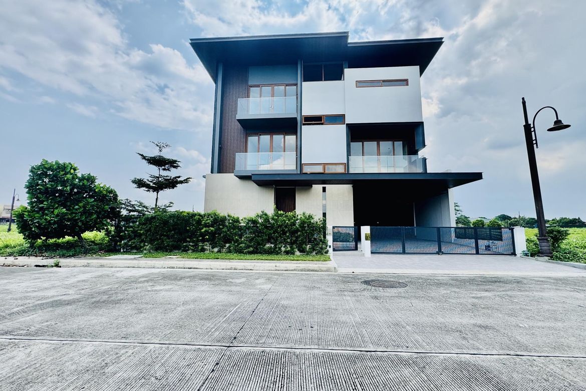 5 Bedroom House for Sale in Alabang, Muntinlupa, Metro Manila
