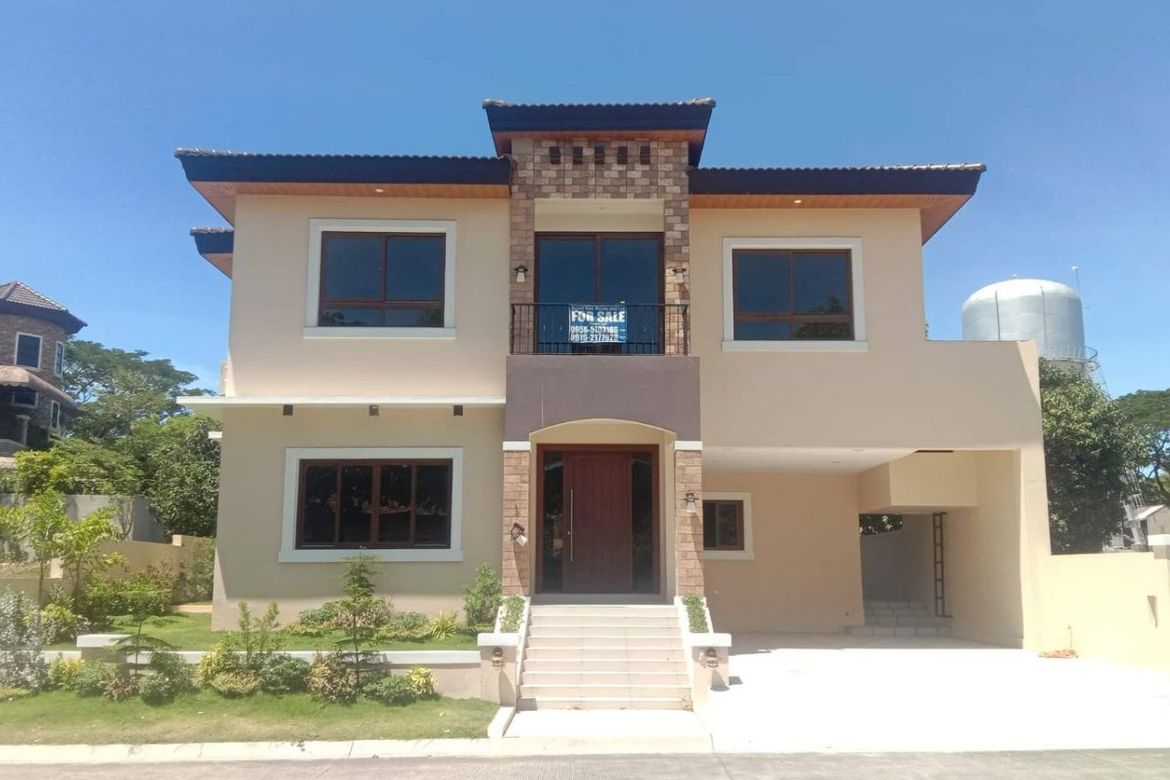 5 Bedroom House for Sale in Almanza Dos, Las Piñas, Metro Manila