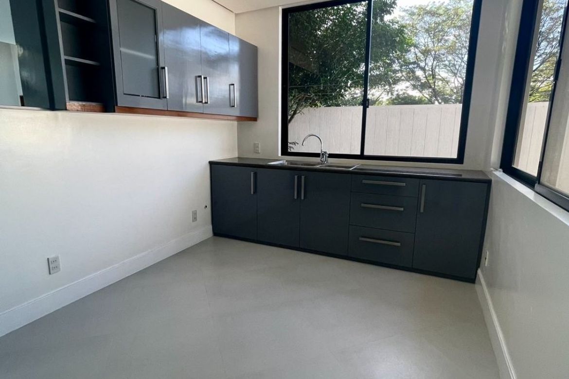 5 Bedroom House for Sale in Almanza Dos, Las Piñas, Metro Manila – photo 6