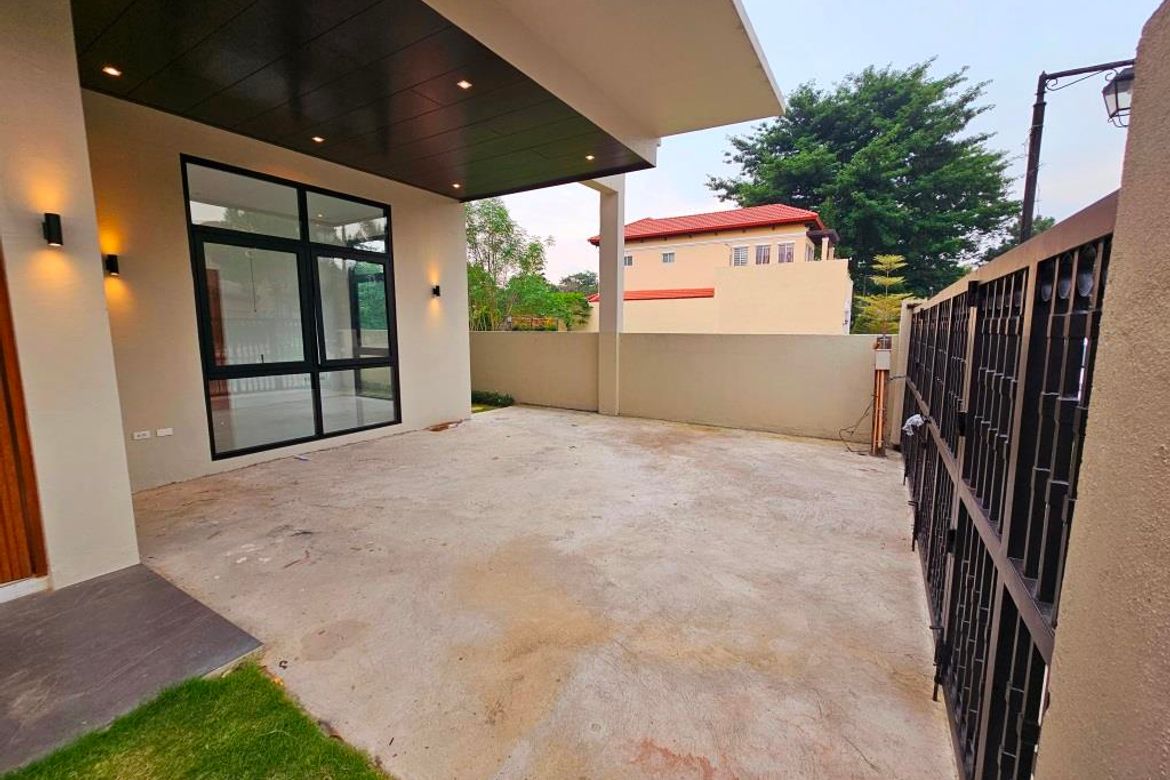 5 Bedroom House for Sale in Almanza Dos, Las Piñas, Metro Manila – photo 4