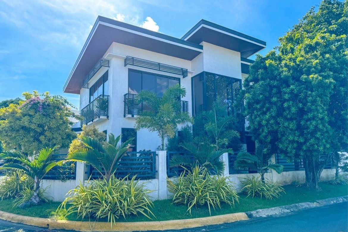 5 Bedroom House for Sale in Almanza Dos, Las Piñas, Metro Manila