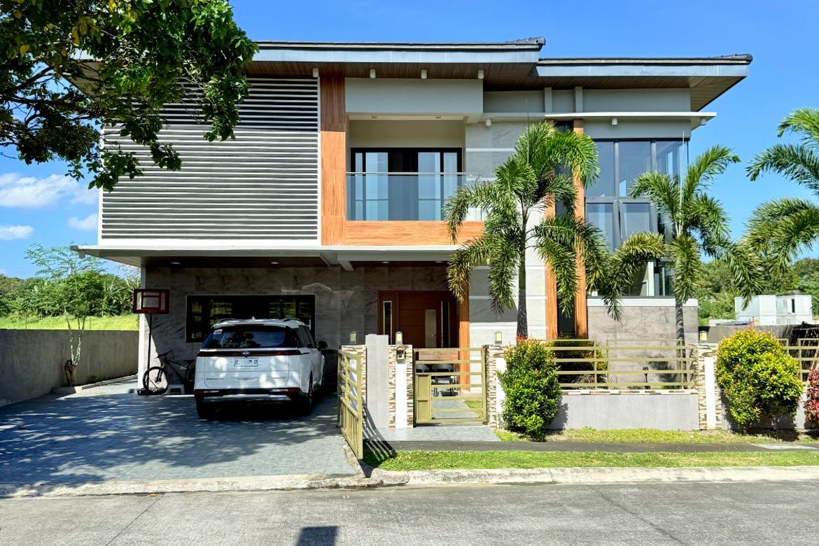 5 Bedroom House for Sale in Almanza Dos, Las Piñas, Metro Manila