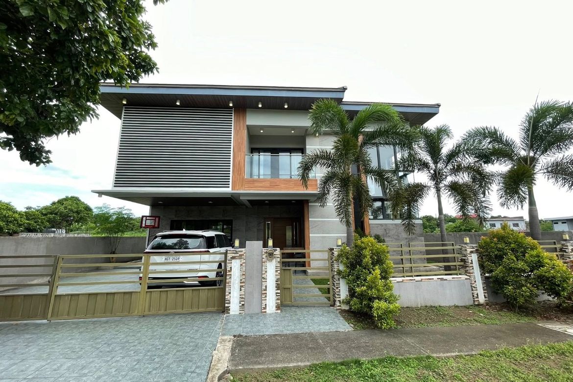 5 Bedroom House for Sale in Almanza Dos, Las Piñas, Metro Manila