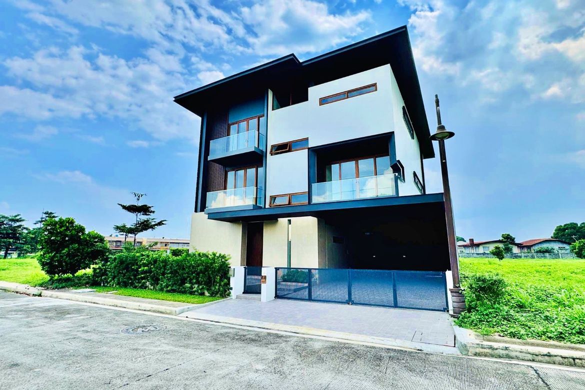 5 Bedroom House for Sale in Almanza Dos, Las Piñas, Metro Manila