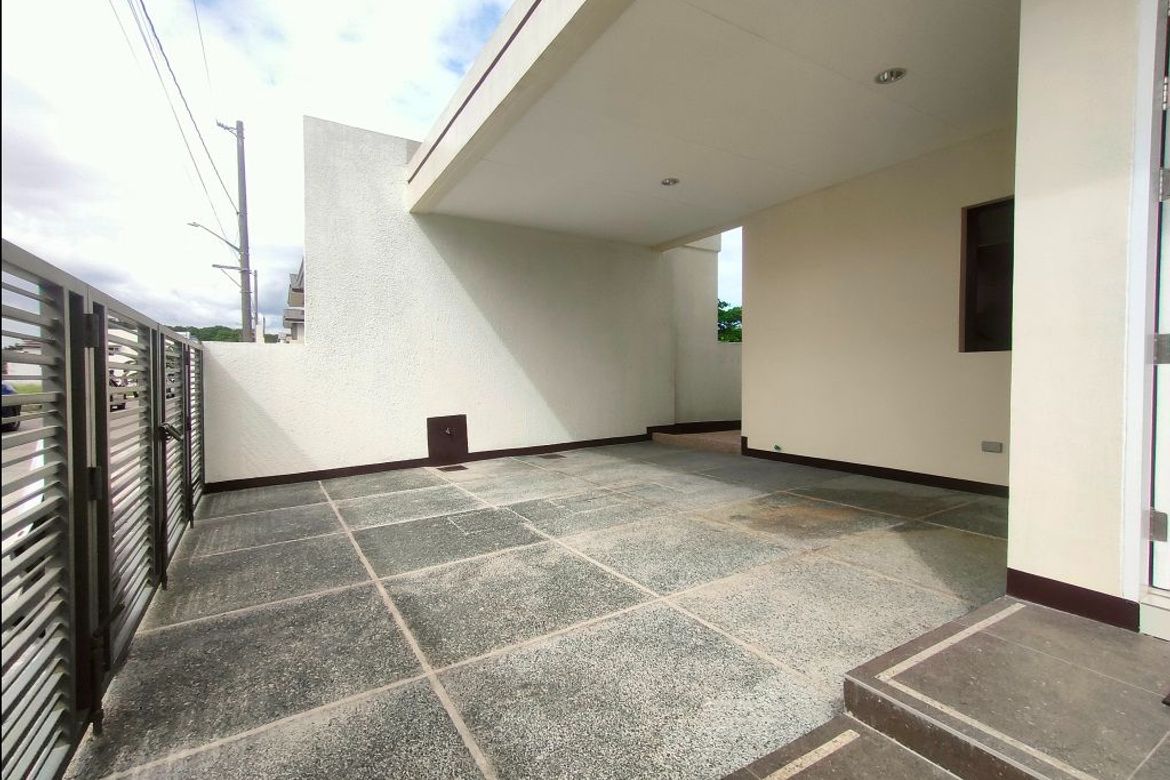 5 Bedroom House for Sale in Anabu II-B, Imus, Cavite – photo 4
