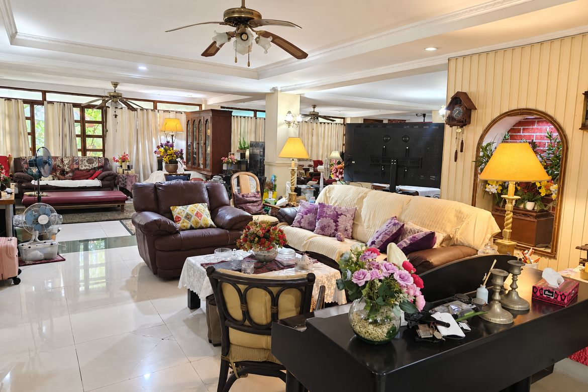 5 Bedroom House for Sale in Barangay 141, Pasay, Metro Manila near MRT-3 Taft Avenue