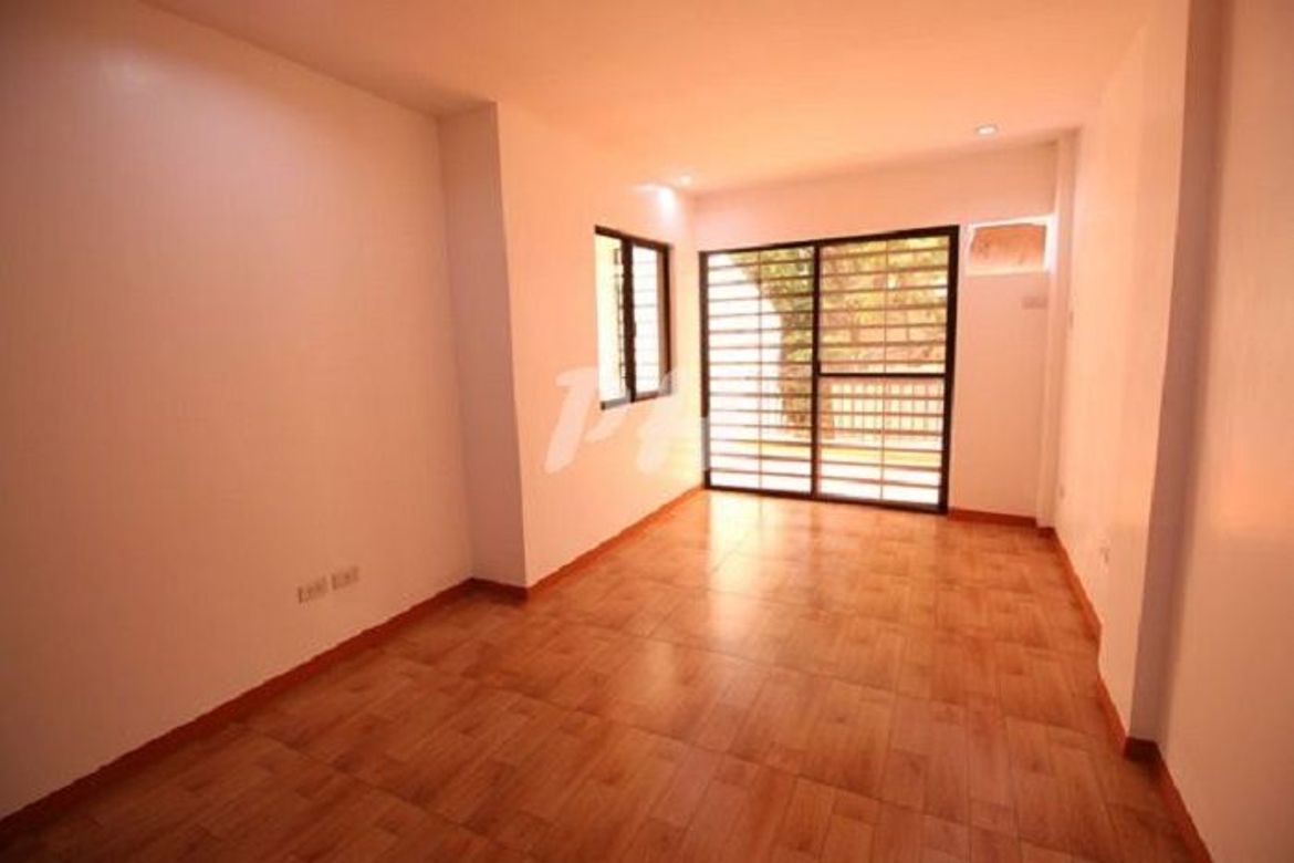 5 Bedroom House for Sale in Barangay 42, Caloocan, Metro Manila near LRT-1 R. Papa