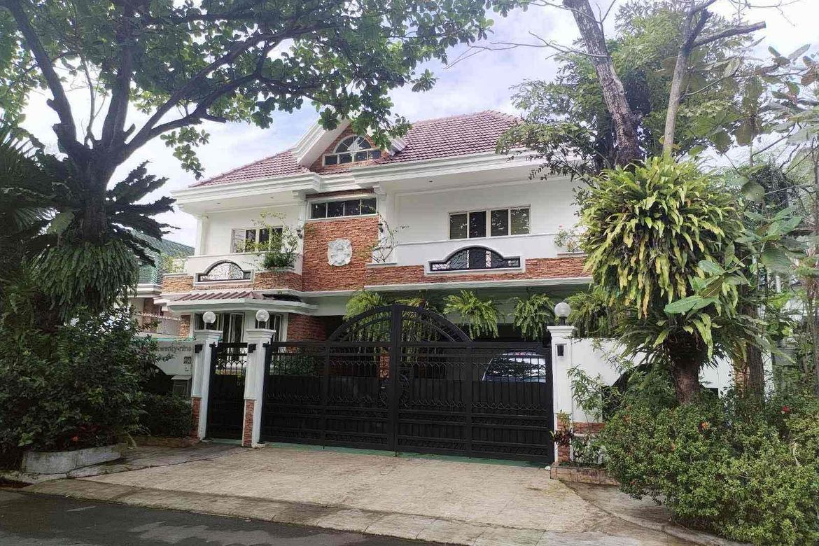 5 Bedroom House for Sale in Barangay 76, Pasay, Metro Manila near LRT-1 Libertad