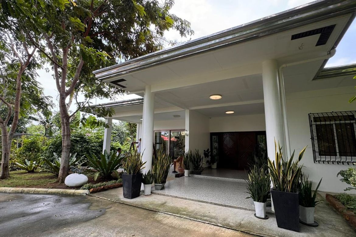 5 Bedroom House for Sale in Bayorbor, Mataas na Kahoy, Batangas