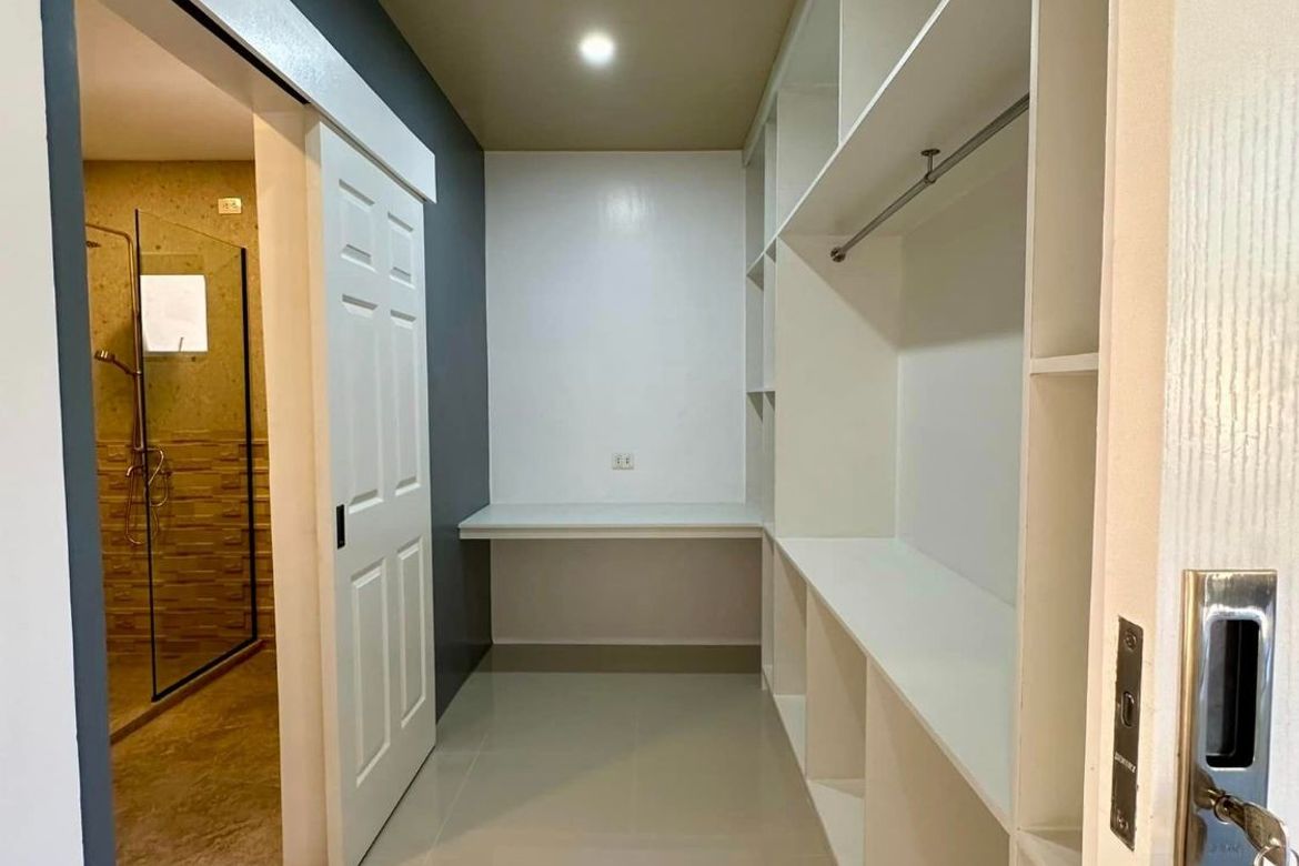 5 Bedroom House for Sale in BF Homes, Parañaque, Metro Manila