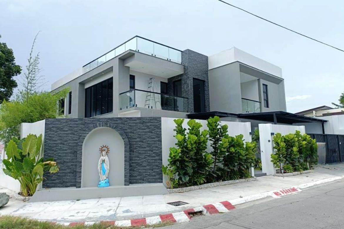 5 Bedroom House for Sale in BF Homes, Parañaque, Metro Manila