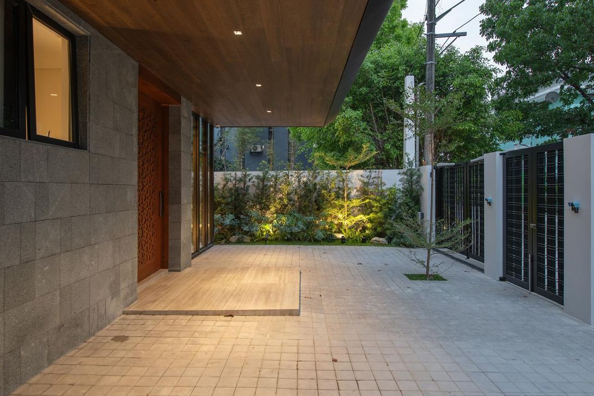 5 Bedroom House for Sale in Commonwealth, Quezon City, Metro Manila