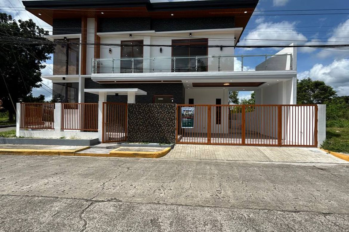 5 Bedroom House for Sale in Lagtang, Talisay, Cebu