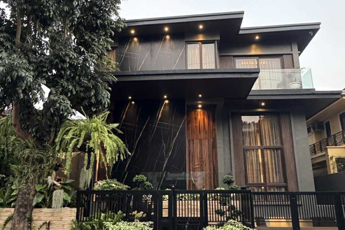 5 Bedroom House for Sale in LOYOLA GRAND VILLAS, Ramon Magsaysay, Quezon City, Metro Manila near LRT-1 Roosevelt