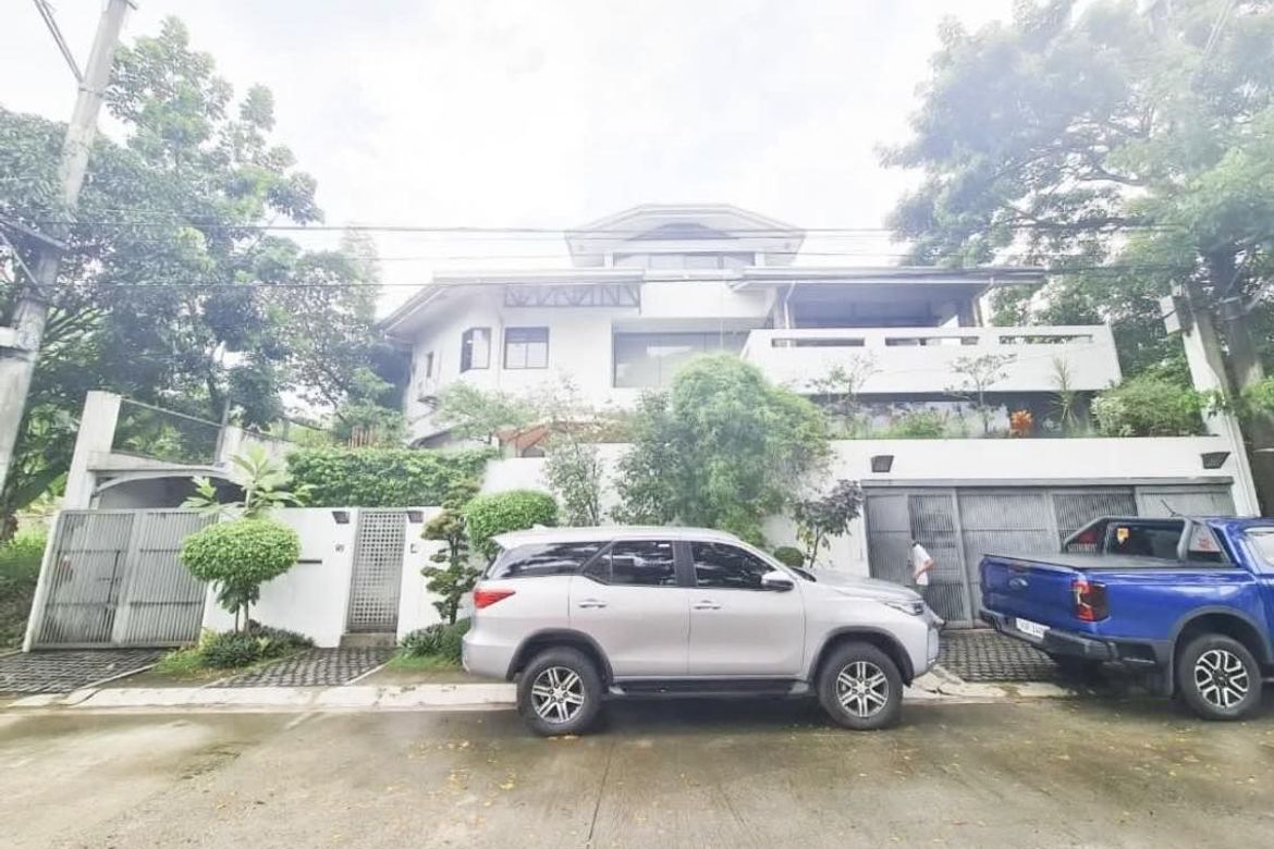 5 Bedroom House for Sale in LOYOLA GRAND VILLAS, Ramon Magsaysay, Quezon City, Metro Manila near LRT-1 Roosevelt – photo 3