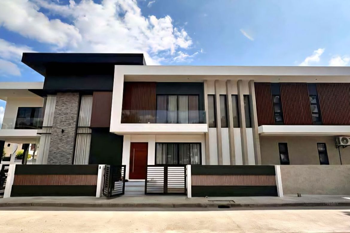 5 Bedroom House for Sale in Mabiga, Mabalacat, Pampanga