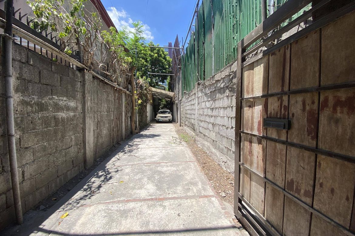 5 Bedroom House for Sale in Mariana, Quezon City, Metro Manila near LRT-2 Gilmore