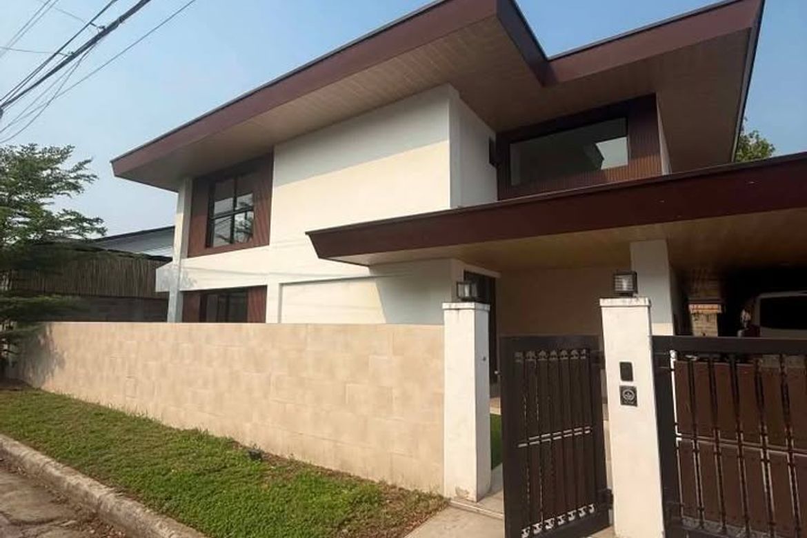 5 Bedroom House for Sale in Merville, Parañaque, Metro Manila
