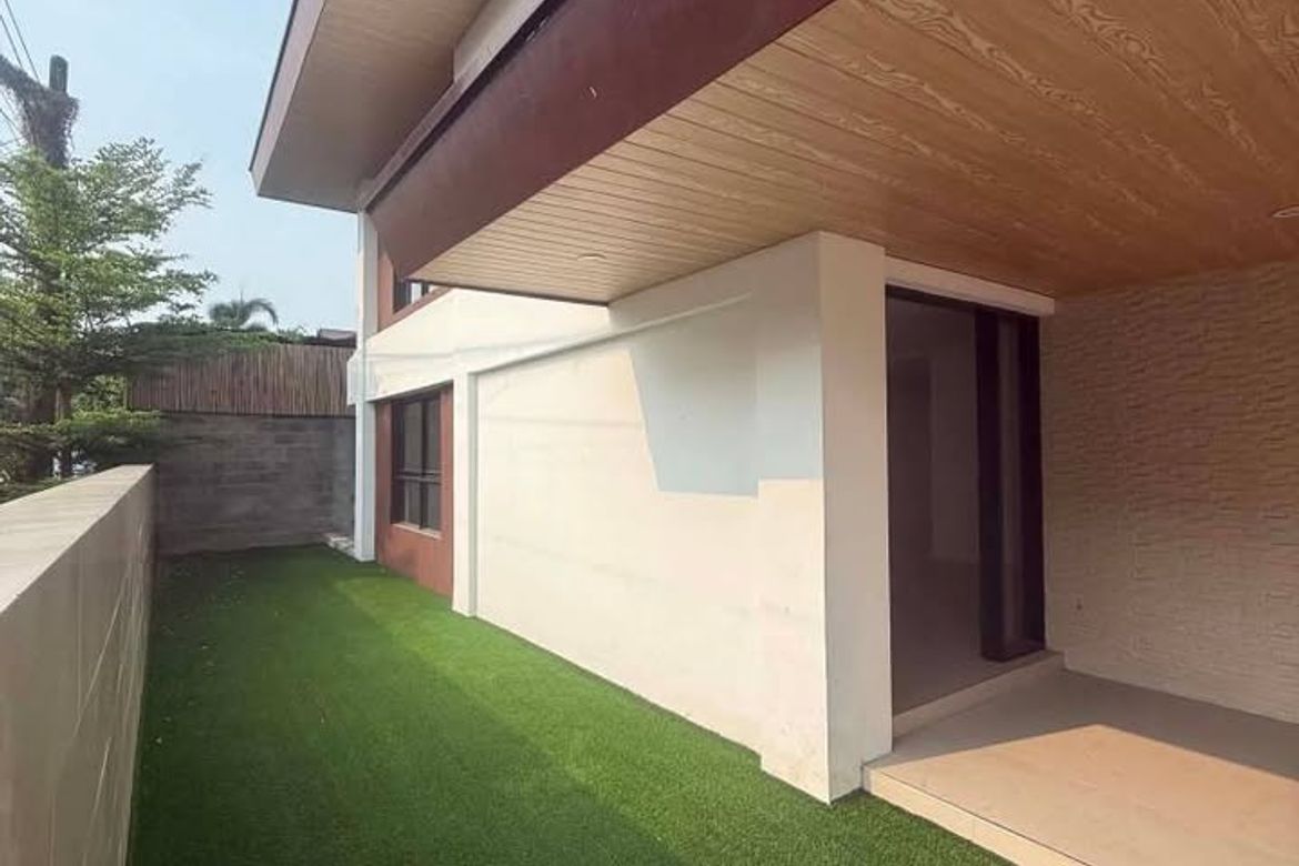5 Bedroom House for Sale in Merville, Parañaque, Metro Manila – photo 2